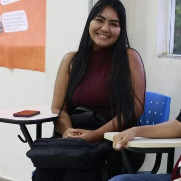 Jovens estudantes olham para câmera em uma imagem ilustrativa sobre estágio