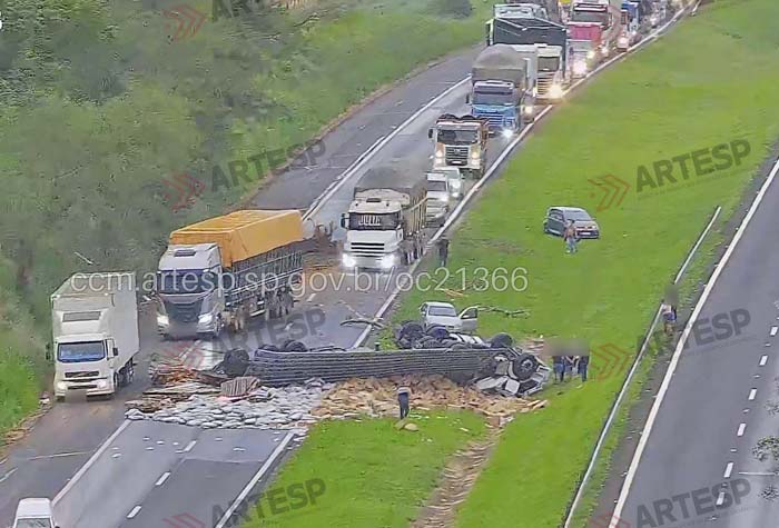 Acidente na Washington Luís mata motorista de carreta e deixa doces espalhados pela pista