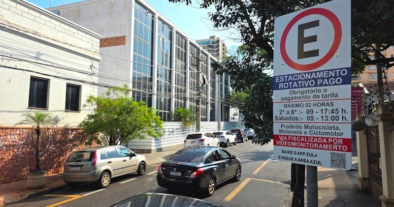 Placa de estacionamento rotativo Área Azul em via pública de Araraquara