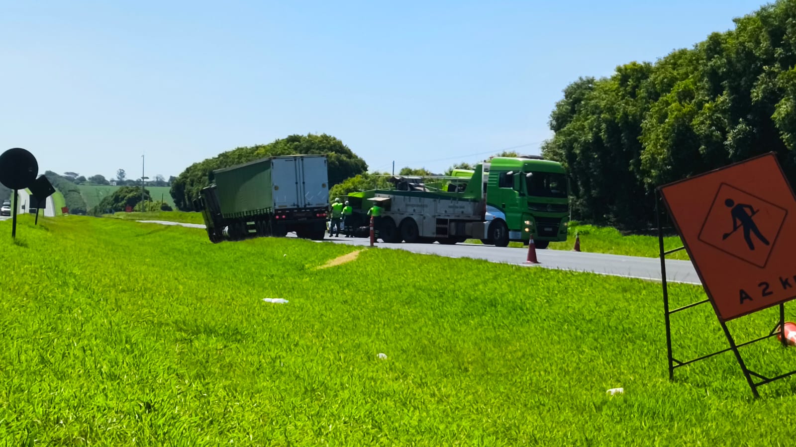 Caminhão com piso sai da pista e trava rodovia Washington Luís