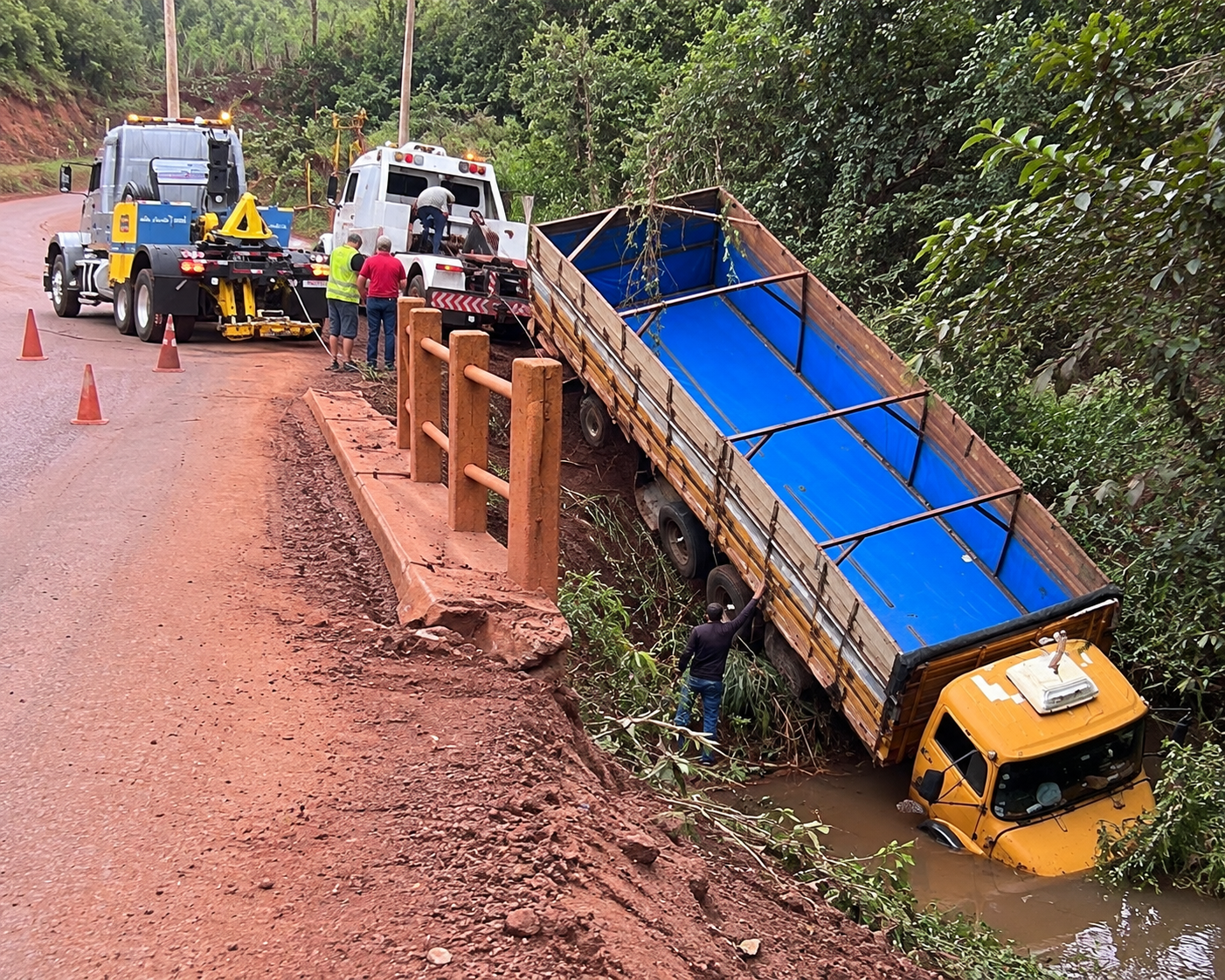 Caminhão desgovernado cai em rio entre Guariba e Motuca