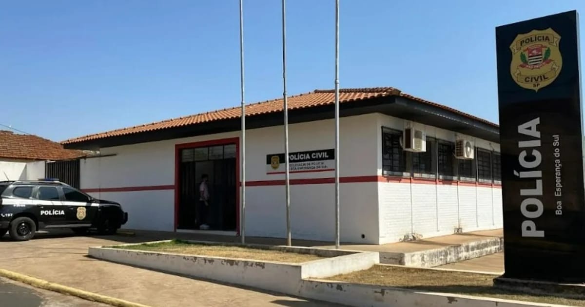Prédio baixo com fachada branca e letreiro de delegacia civil, em dia claro, sem pessoas visíveis.