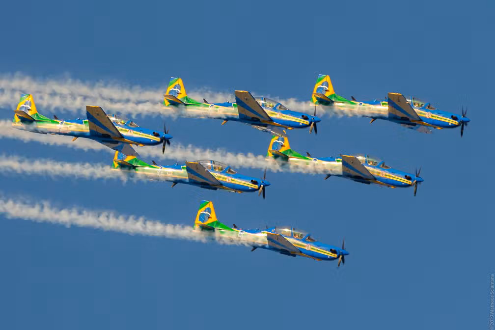 Esquadrilha da Fumaça realiza manobras acrobáticas no céu durante exibição