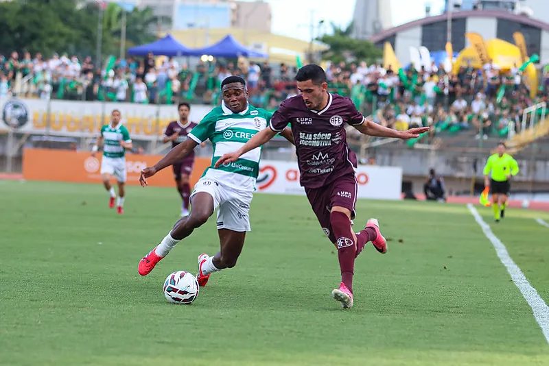 Torcedores da Ferroviária acompanham a partida de volta da final da Série C, com o time de camisa azul e branca no gramado da Arena Fonte Luminosa, em Araraquara, onde o clube recebe o Maringá no sábado, 24/10, às 17h.