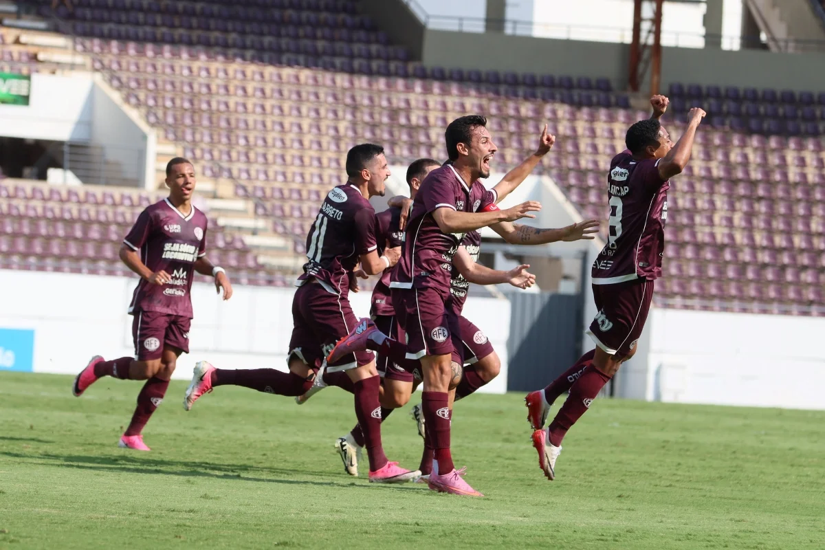 Jogadores da Ferroviária vibram em campo após marcar gol na Fonte Luminosa, em Araraquara.