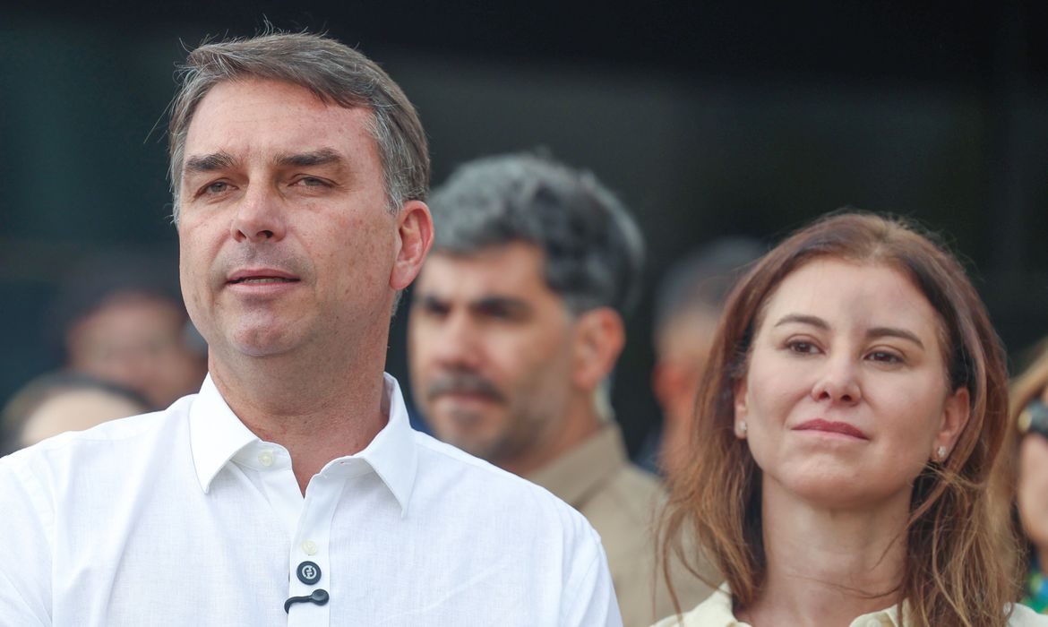 Flávio Bolsonaro fala a jornalistas após visitar o pai em prisão domiciliar em Brasília