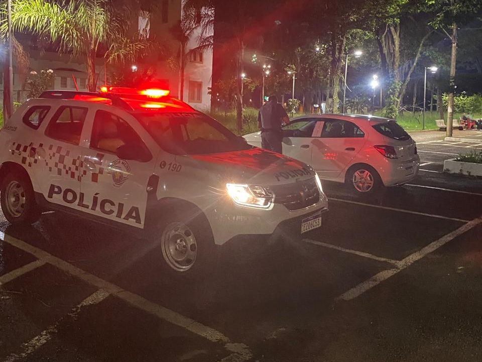 Filho é detido após agredir a própria mãe com pauladas e ameaçá-la com faca em São Carlos