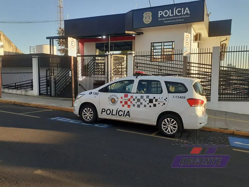 Homem é morto com facadas enquanto dormia na sala de casa.