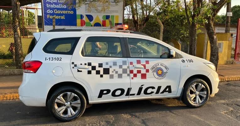 Viatura da Polícia Militar estacionada ao lado de uma calçada durante o dia