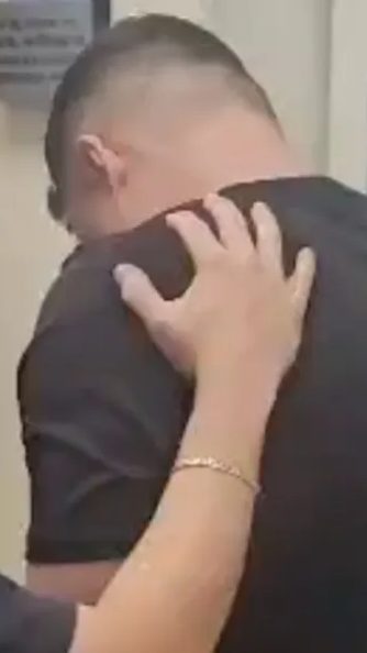 Homem é escoltado por policiais armados em frente a academia, cena da prisão de Gralber Compri no Guarujá.