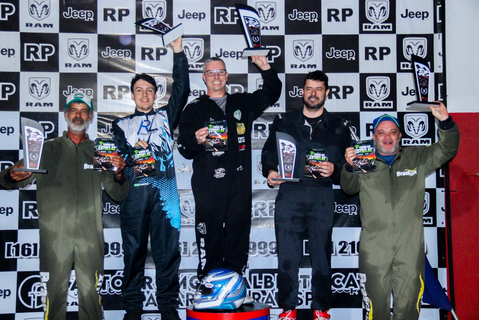 Luiz Marcatto levanta troféu, comemorando vitória no pódio da 3ª Copa das Estrelas de Kart em Araraquara, junto dos pilotos que completam as cinco primeiras posições