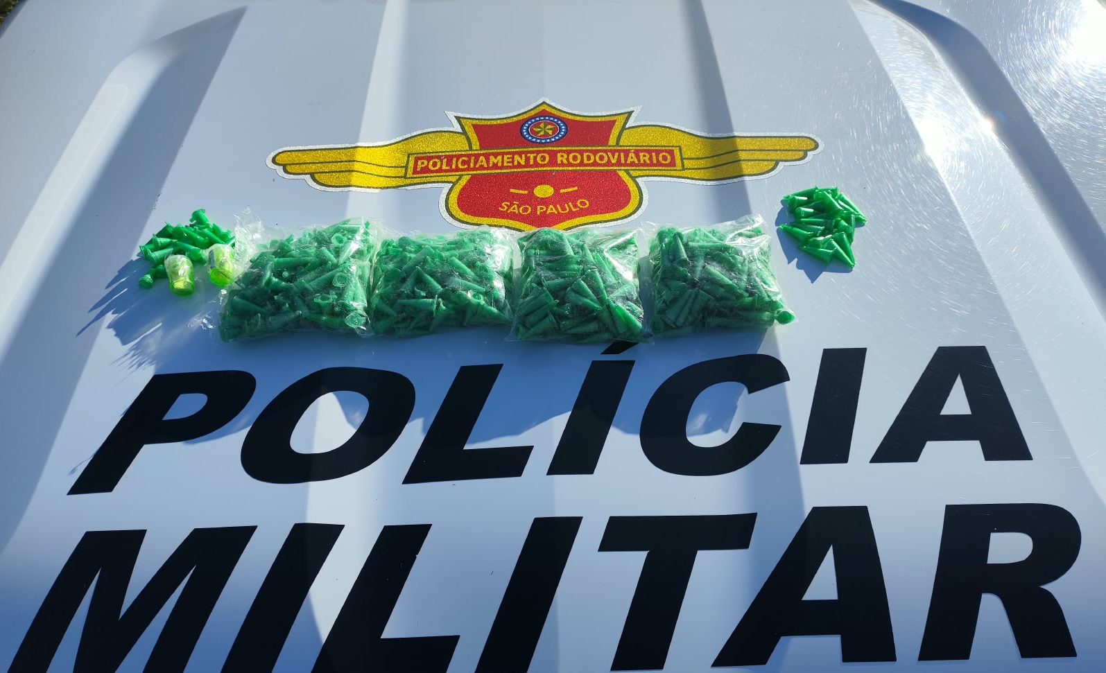 Mochila com pinos de cocaína apreendida em carro parado na SP-255 pelo TOR.