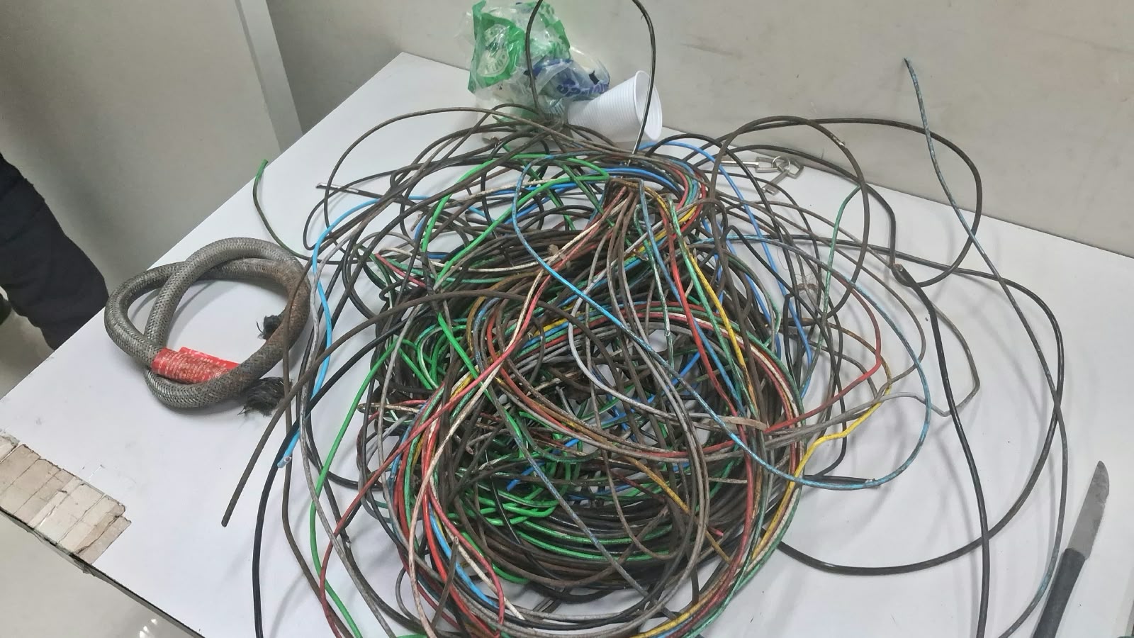 Foto 2 de 4 — GCM prende três suspeitos de furtar fios de igreja em Araraquara