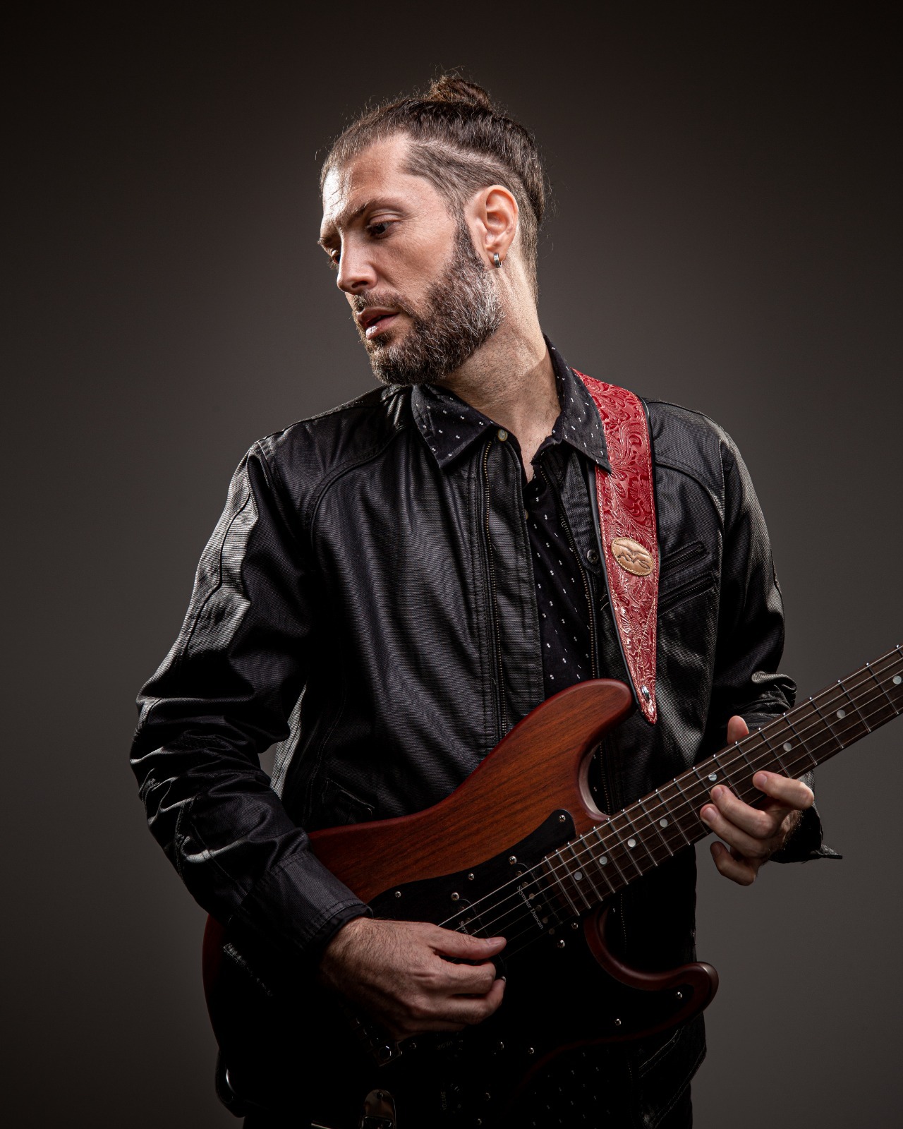 Retratos de músicos e compositores de Araraquara, dois deles tocando guitarra e violão