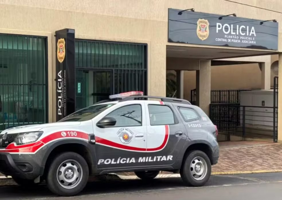 Viatura da Polícia Militar estacionada em frente ao prédio do Plantão Policial