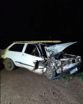 Van e carro destruídos na frente, parados na pista da SP-304 após colisão frontal à noite.