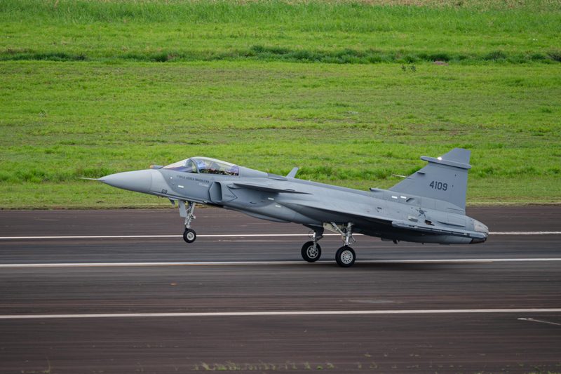 Primeiro caça Gripen E produzido no Brasil faz voo inaugural no interior de SP