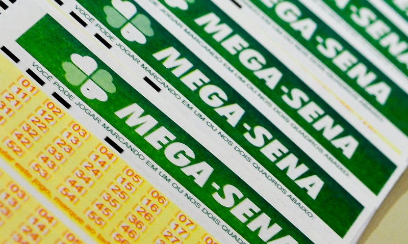 Painel de bolas numeradas do sorteio da Mega-Sena, com as seis dezenas do concurso 3.073 exibidas em um cenário de estúdio.