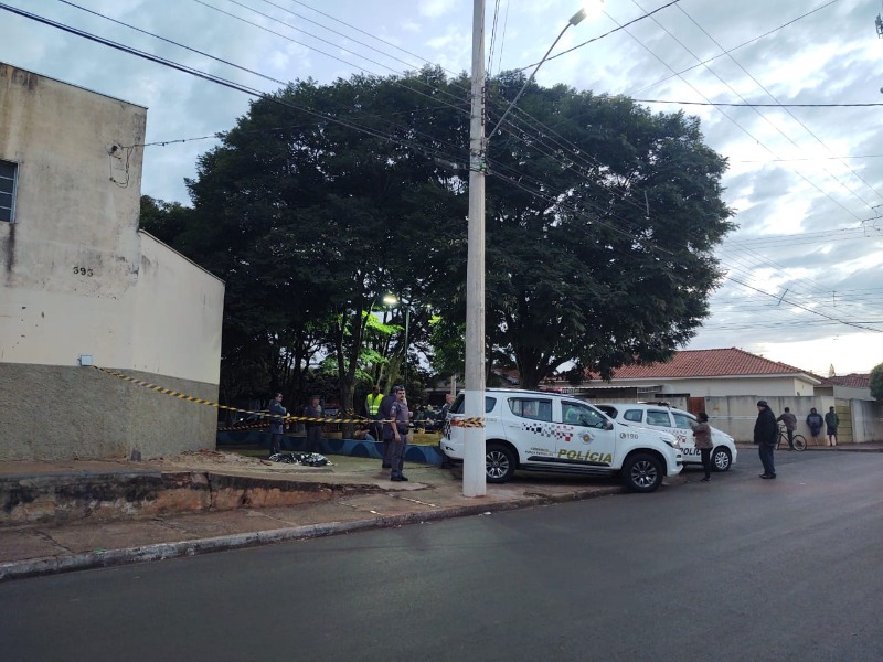 Assassinato: Homem é morto a pauladas em praça durante madrugada