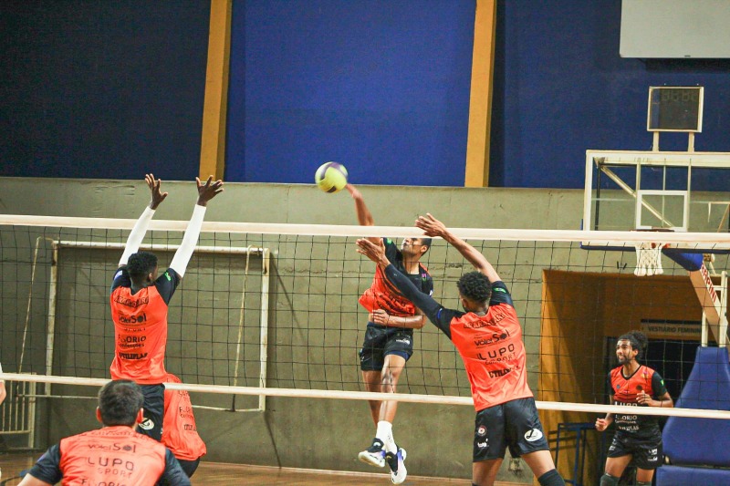 Vôlei masculino volta a jogar neste sábado (17) pela APV