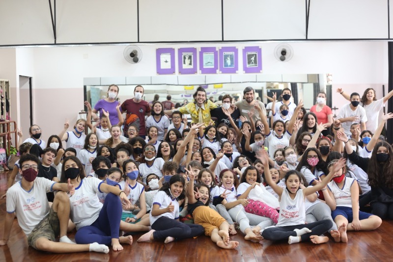 Escola Municipal de Dança desenvolve projeto para recriar figurinos e adereços