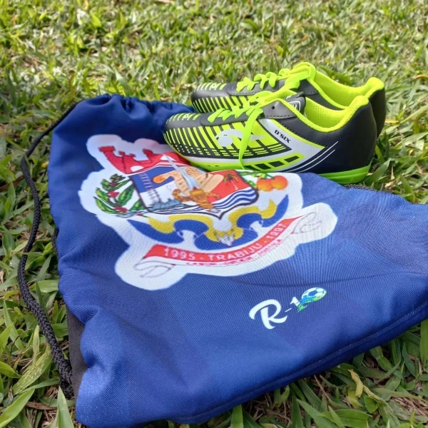 Trabiju entrega chuteiras e bolsas novas para crianças da escolinha de futebol