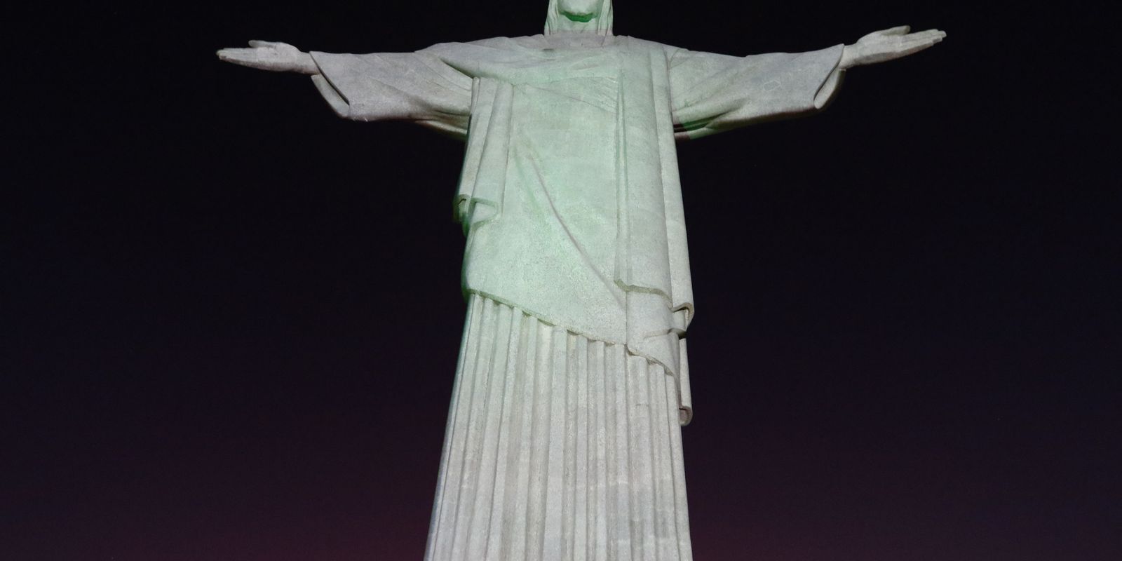 Cristo ganha hoje cores rosa e azul contra o câncer de mama e próstata