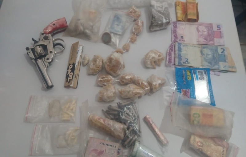 Após ação policial, mulher é detida por tráfico de drogas