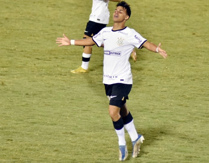 Corinthians ganha mais uma e encara o Sport em Araraquara