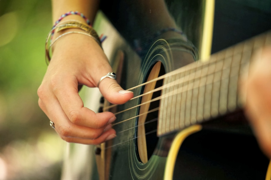 Cantores recheiam a semana com lives pela internet