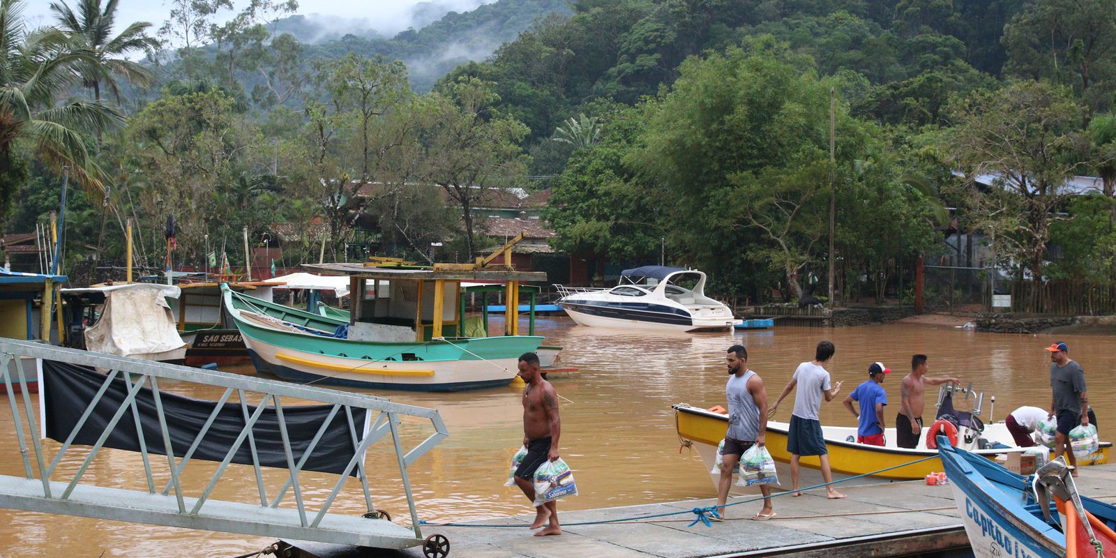 Moradores de São Sebastião estão sem água potável há quatro dias