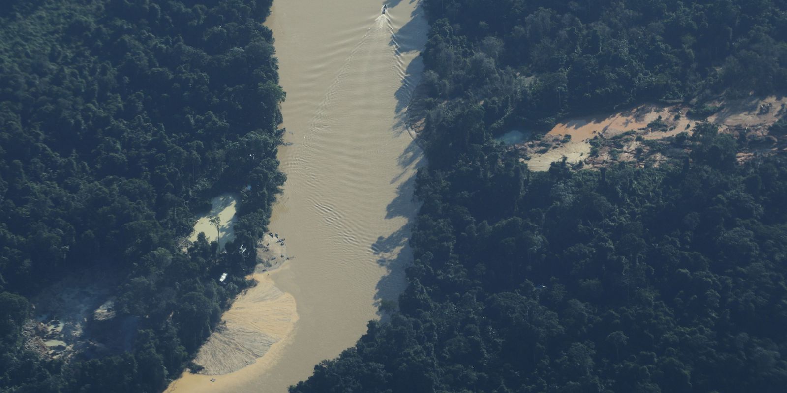 Base federal em aldeia indígena é alvo de ataque de garimpeiros