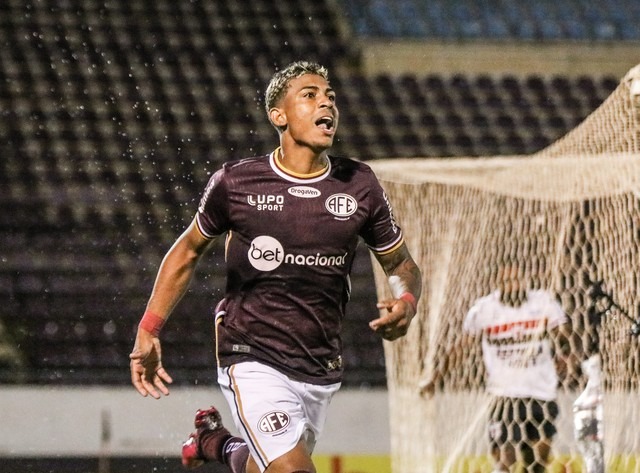 John Kennedy se despede da Ferroviária em suas redes sociais e volta ao Fluminense para jogar o Carioca