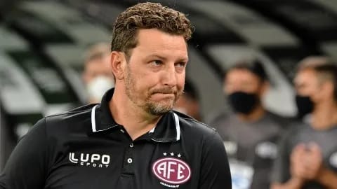 Torcida Afeganistão pede a saída do técnico Elano Blumer da Ferroviária