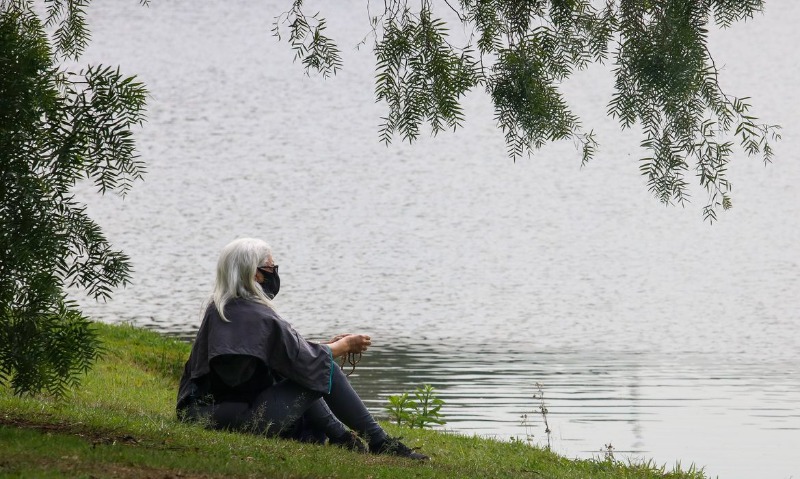 Pesquisa aponta que idosos socialmente isolados têm mais chances de desenvolver demência