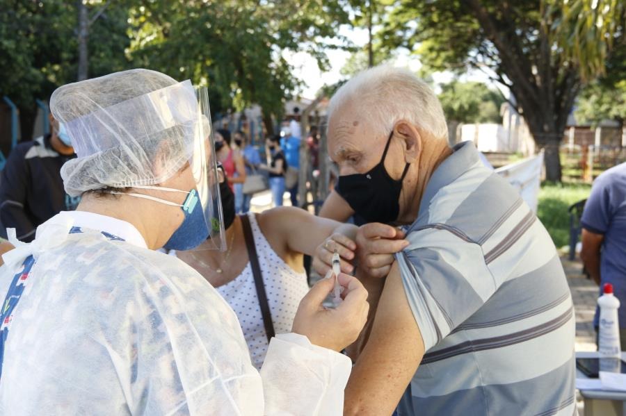 Vacinação contra Covid-19 também está disponível no 'Prefeitura nos Bairros'