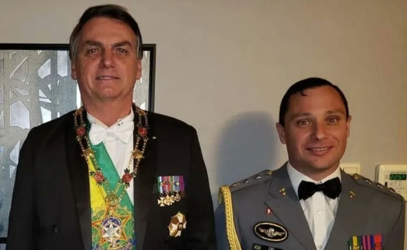 PF faz buscas na casa de Bolsonaro e prende seu ex-ajudante de ordens