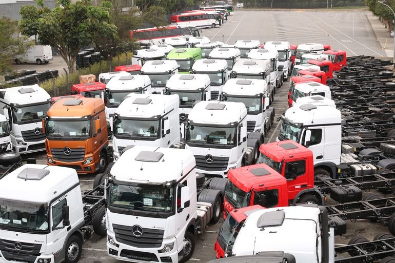 Programa para baratear carros agora vai priorizar ônibus e caminhões