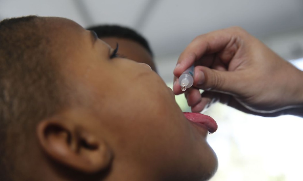 Baixa cobertura vacinal é risco para volta da poliomielite no Brasil; infectologista alerta