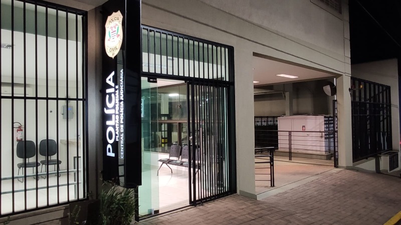 Jovem é preso em Américo e ‘causa’ no plantão policial; xingou os policiais