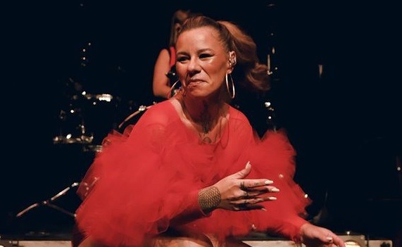 Cantora e compositora Ekena retorna a Araraquara; show de graça será no Sesc