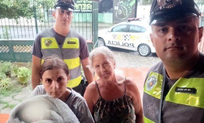 ‘Verdadeiros anjos’, diz avó de bebê de 21 dias salva de engasgo por PMs Rodoviários
