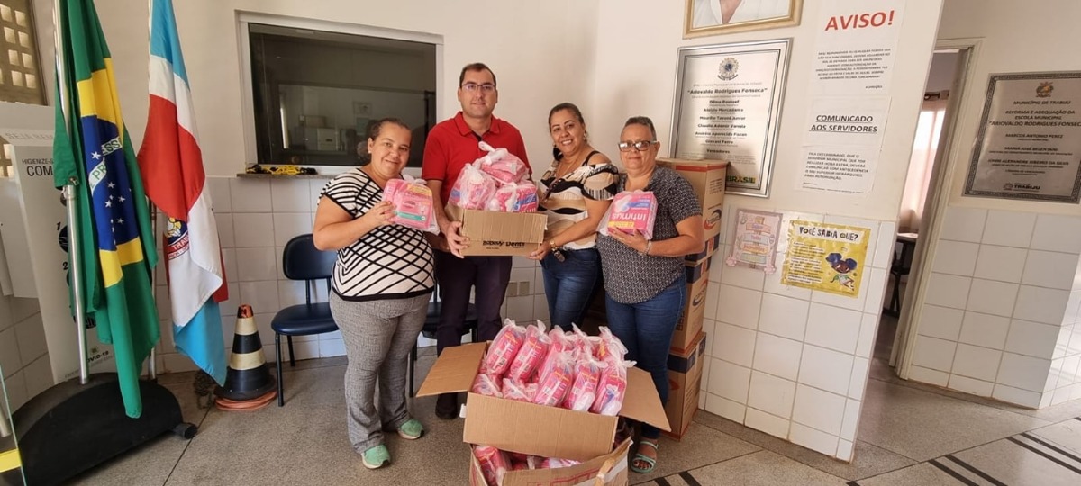 Prefeitura de Trabiju entrega kit de higiene íntima para a rede municipal de Educação