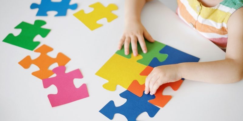 Abril Azul: Especialista explica importância de abordar sintomas e tratamentos do espectro autista