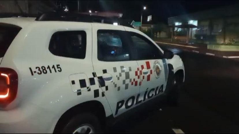 Jovem é esfaqueada pelo namorado após suposta traição em pizzaria de Ibaté