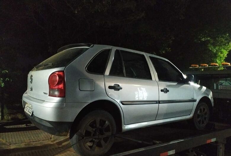 Carro que pode ter sido usado em roubo de bobinas de fio de cobre é encontrado em Ibaté
