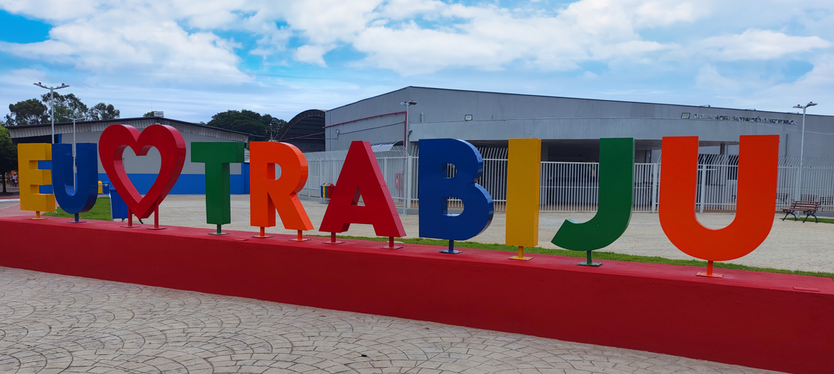 Com presença de deputados, Trabiju inaugura nova praça com programação especial do Dia do Trabalhador
