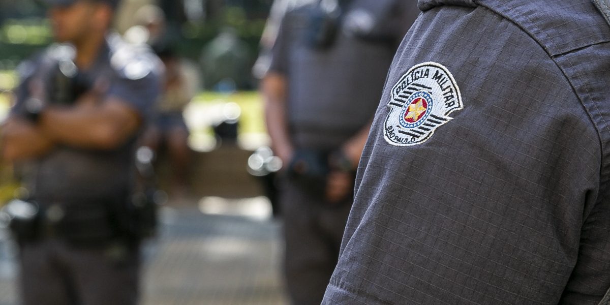 Idoso agarra agente de saúde durante ação de combate à dengue; 'embriagado’