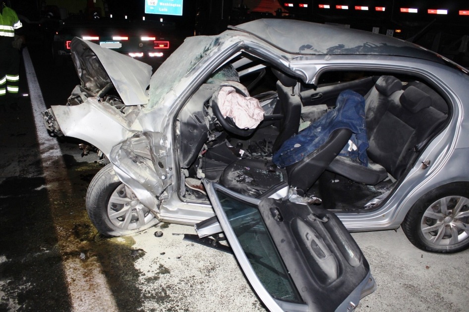 Motorista fica preso às ferragens após grave acidente na Rodovia Washington Luís, em Matão