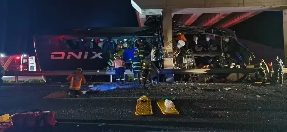 Acidente com ônibus deixa 10 mortos e mais de 40 feridos em rodovia do interior de SP
